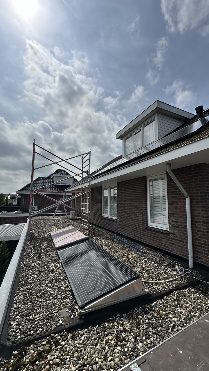 Zwarte panelen schuin dak